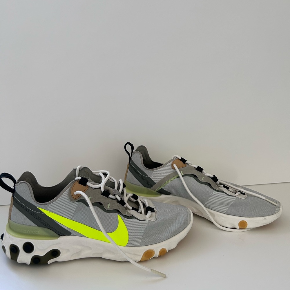 Men’s Nike React Element 55 Running Shoe in very good condition